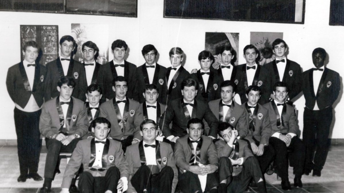 El profesor Francisco Adorna con un grupo de alumnos de distintas especialidades en los años 60 perfectamente uniformados.