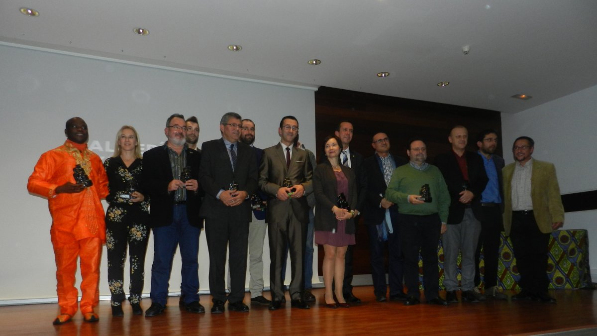 Representantes de la ONG Almería Acoge y de las instituciones y entidades premiadas posan en el escenario del Museo Arqueológico a la finalización d