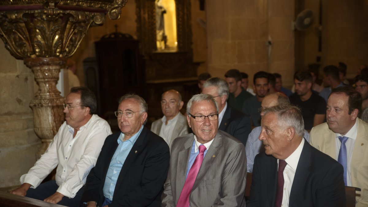 Manolo García en el centro de la imagen en la última ofrenda floral del Almería.