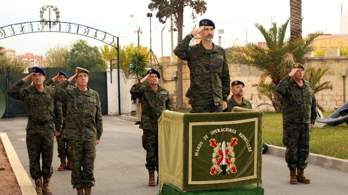 Felipe VI recibe honores a su llegada a la base militar.