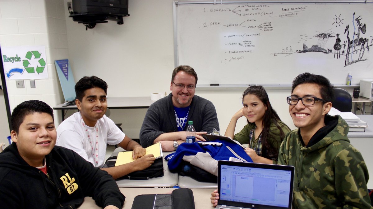 Juan Gallardo (en el centro) con sus alumnos en el centro de Houston donde da clase.