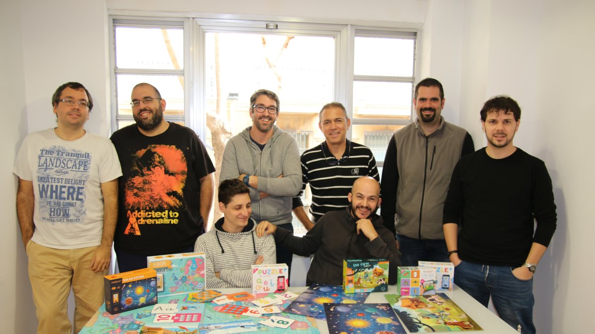 El equipo de Imaginar Project junto a los seis puzzles con Realidad Aumentada que acaban de salir a la luz. Un grupo multidisciplinar de tecnólogos y