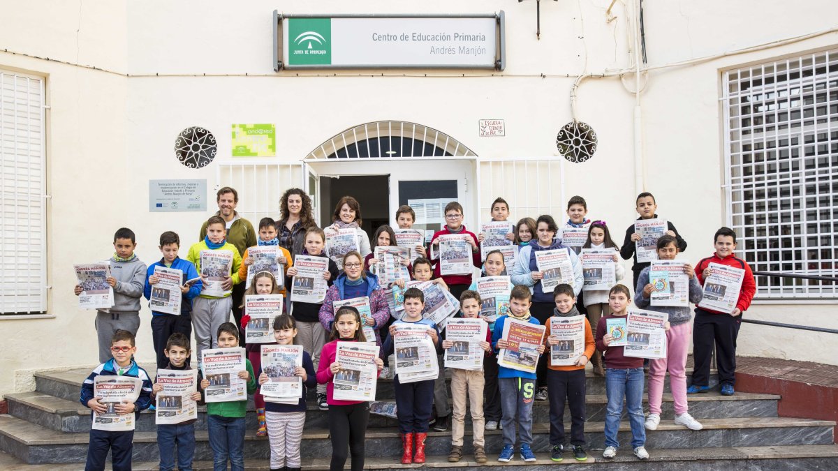 Alumnos de 2º, 3º y 4º del Centro de Educación Primaria Andrés Manjón de Berja con el periódico que han hecho.