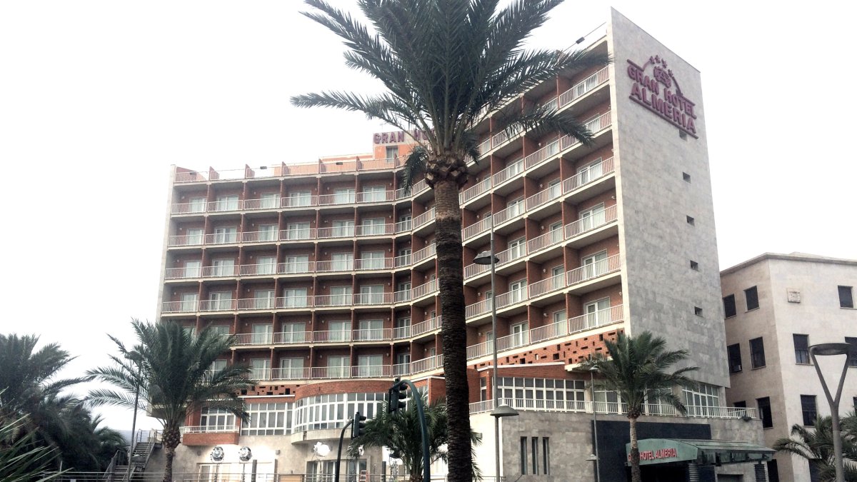 El edificio del Gran Hotel, junto a la Rambla y el Parque, es un faro urbanísticos de Almería.