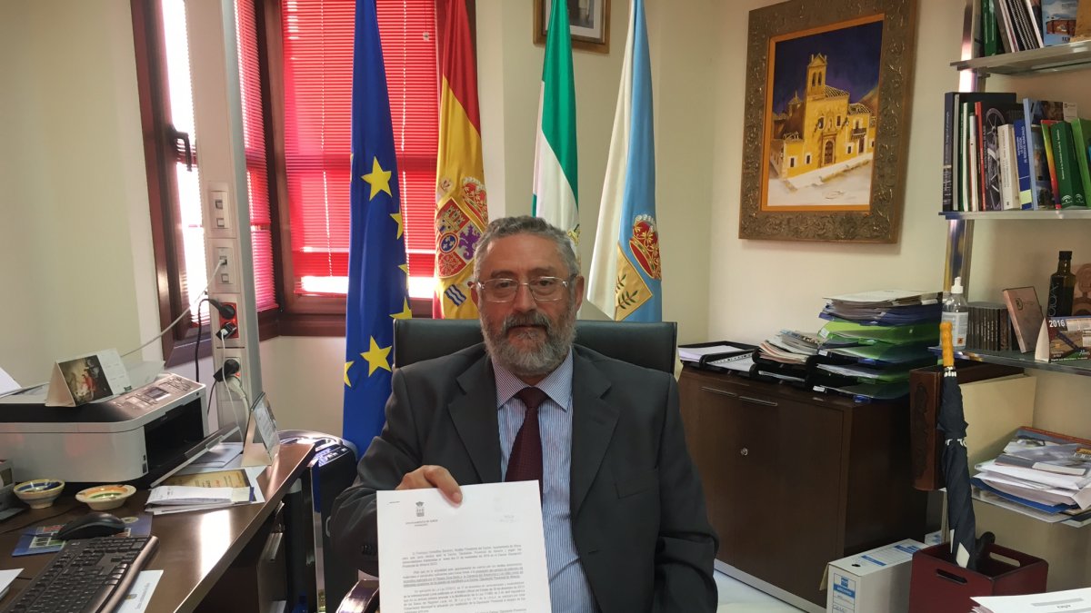 El alcalde albojense con las propuestas remitidas.
