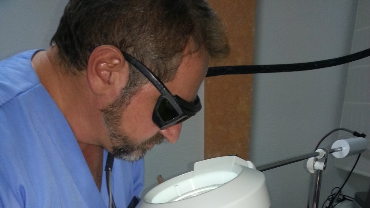 Maldonado tratando a una paciente con laserterapia.