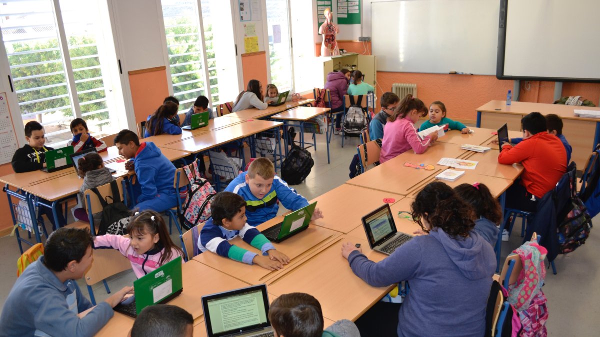 Alumnado de sexto trabajando la lectura con primero a través de las TIC.