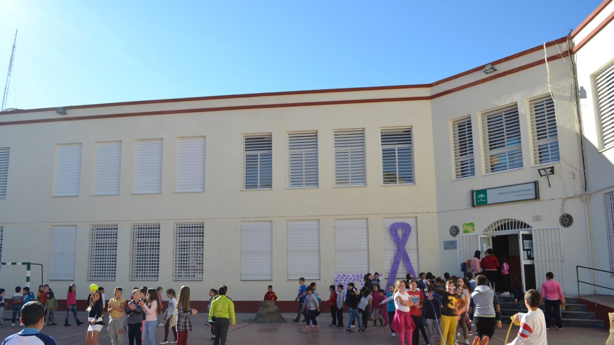 Alumnado participando en los juegos tradicionales organizados en el recreo.