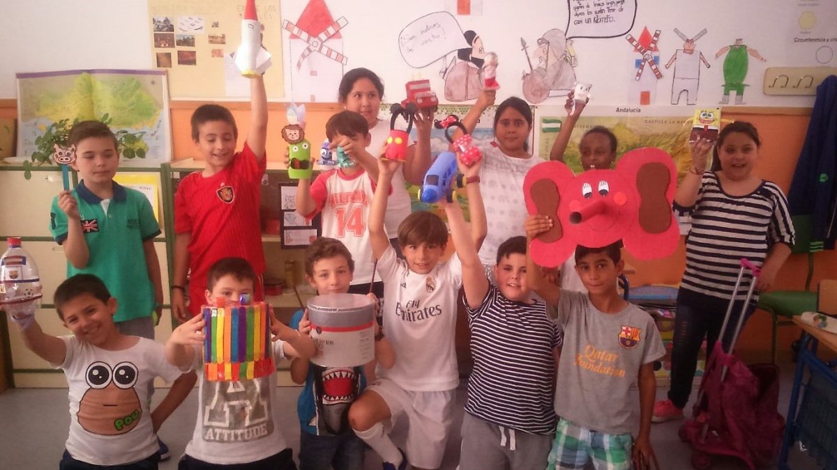 Alumnado mostrando sus juguetes reciclados.