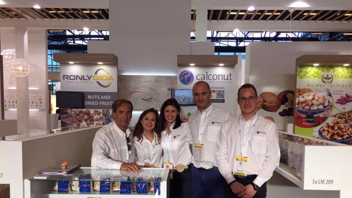 Directivos y empleados de la empresa almeriense en la última feria de la alimentación, Sial 2016, en París.