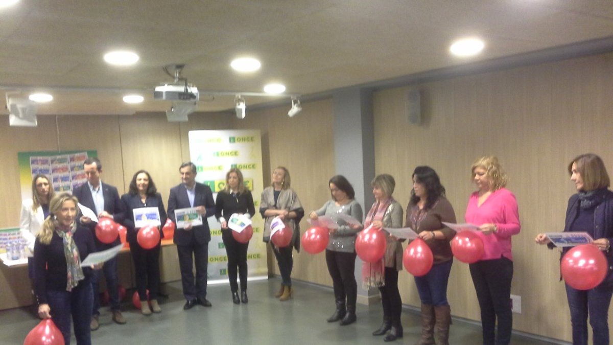 Participantes en el acto contra la violencia de género de la ONCE.