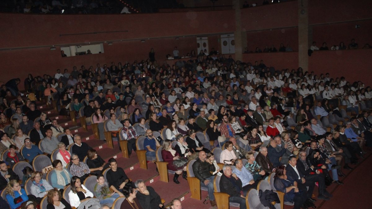 El Auditorio Maestro Padilla se llenó de solidaridad en la gala de ANDA.