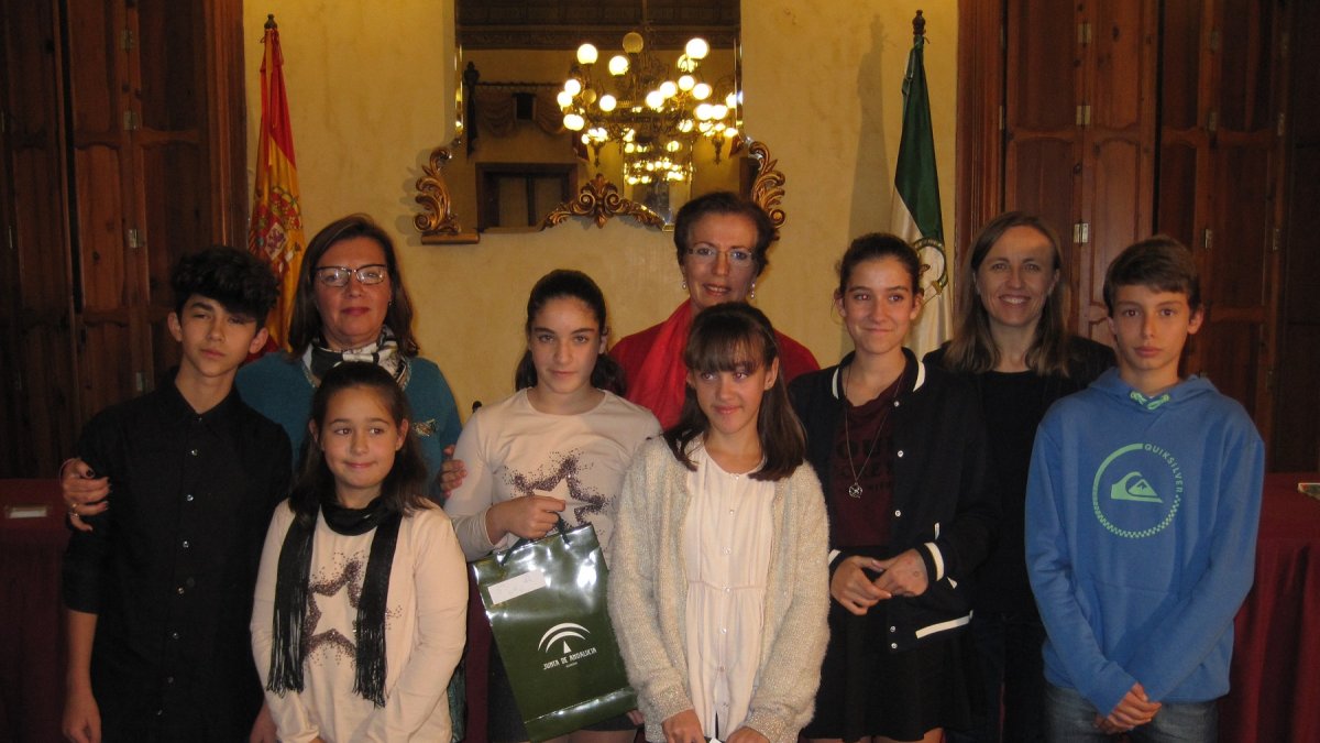 Alumnos reconocidos en el certamen literario.