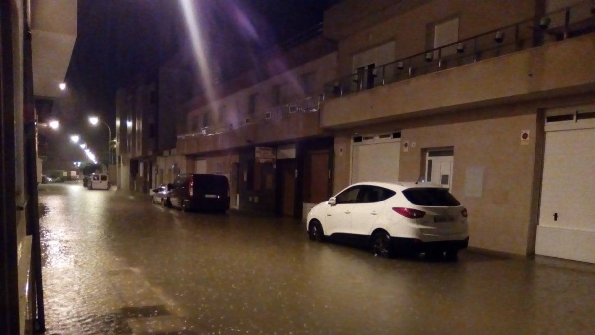Una calle de Balerma fotografiada a las 01:38 h. de la madrugada del miércoles y compartida en Facebook.