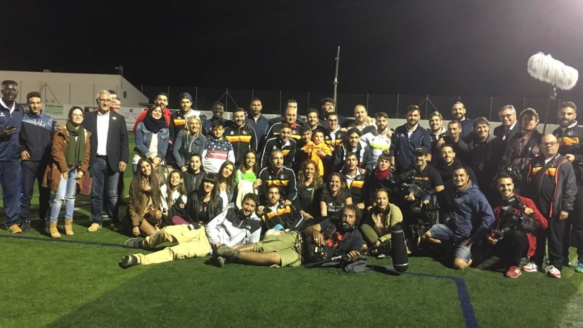 Fotografía con jugadores y directivos junto al equipo del programa presentadores y que circulan por redes sociales.