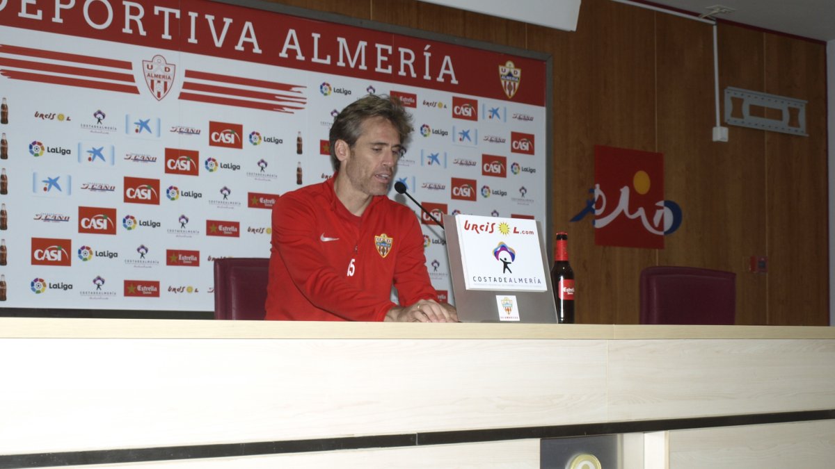 Miguel Ángel Corona en rueda de prensa.