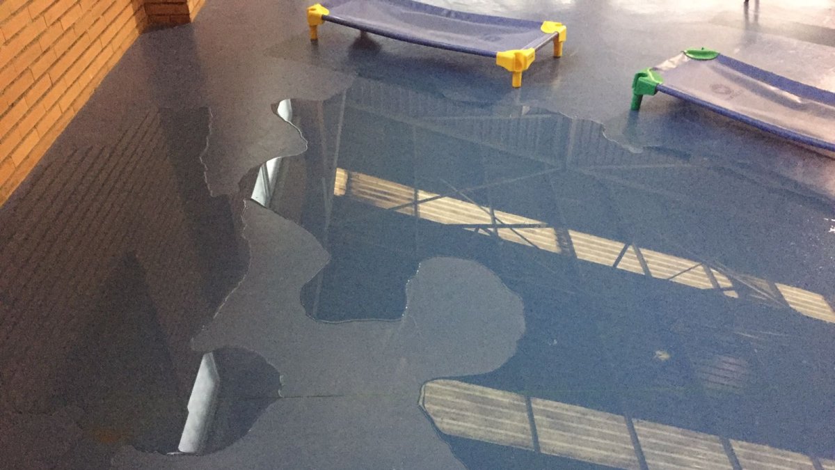 El agua llega a la pista.