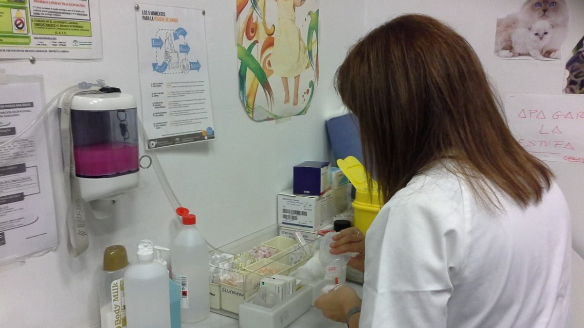 Una enfermera prepara una vacuna sobre la gripe.