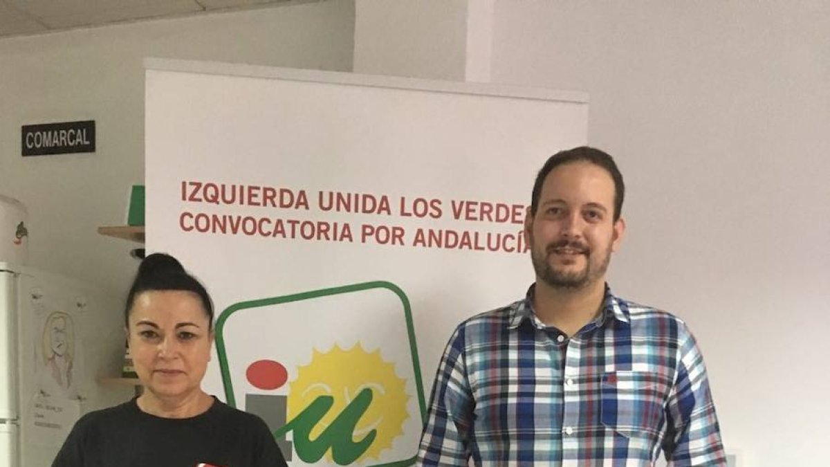 Juan Antonio López Escobar, portavoz de IU con la coordinadora local de la formación política, Ángeles Fernández.