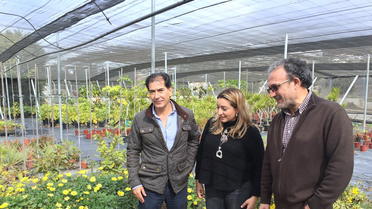 La diputada María del Mar López durante una visita al vivero provincial.