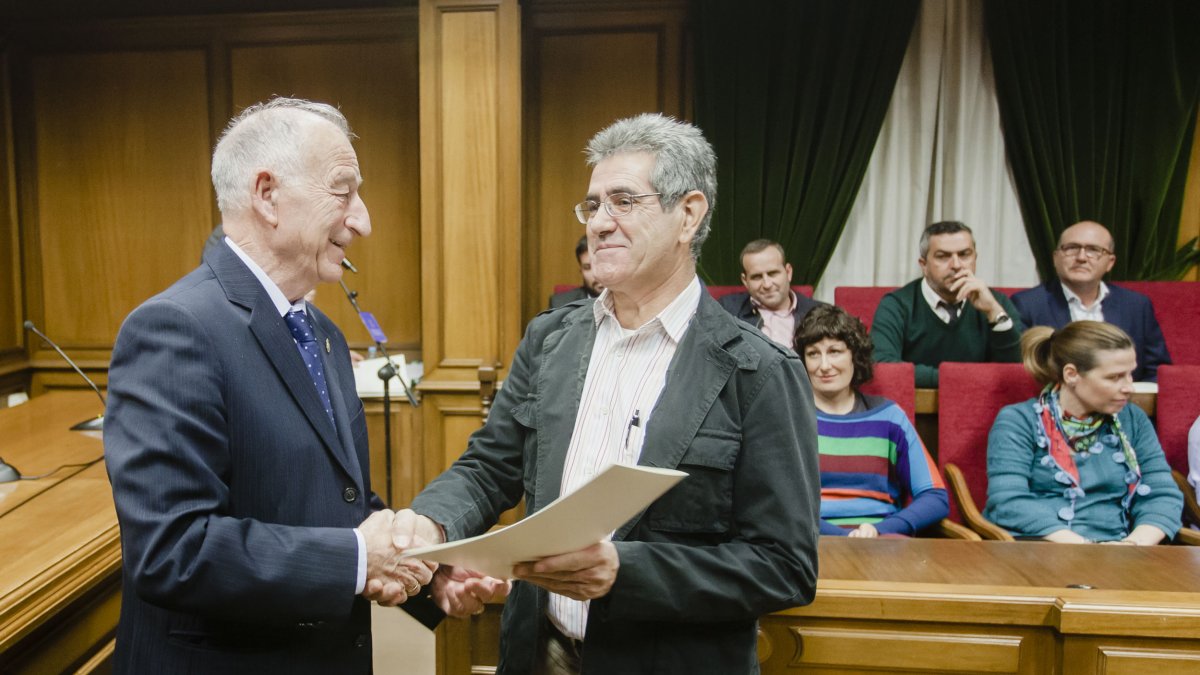 Gabriel Amat entregando las subvenciones.