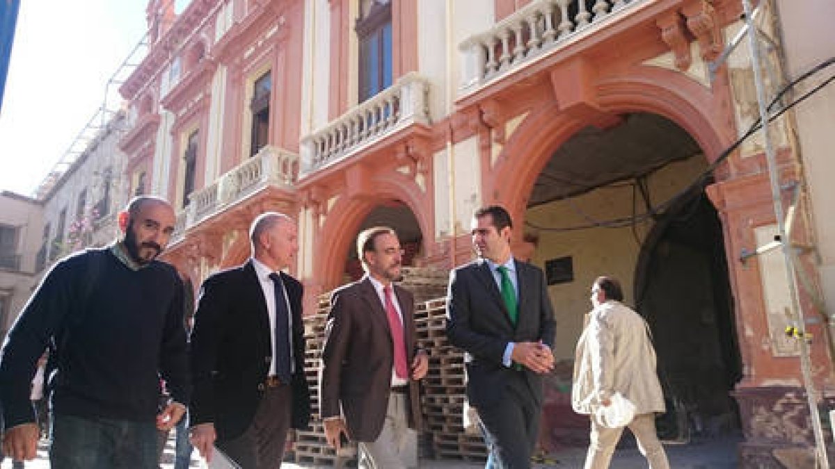 Visita a la Plaza Vieja del consejero de Fomento y el alcalde.