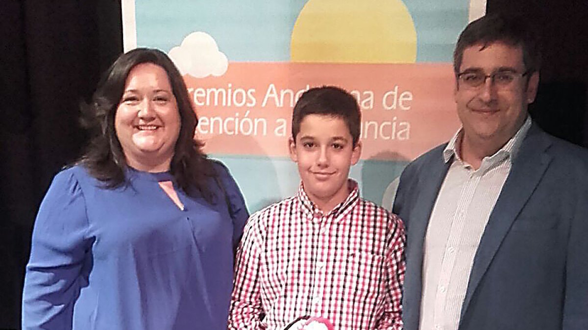 Estrella Cara y su marido Paco Hernández, con su hijo Fran.