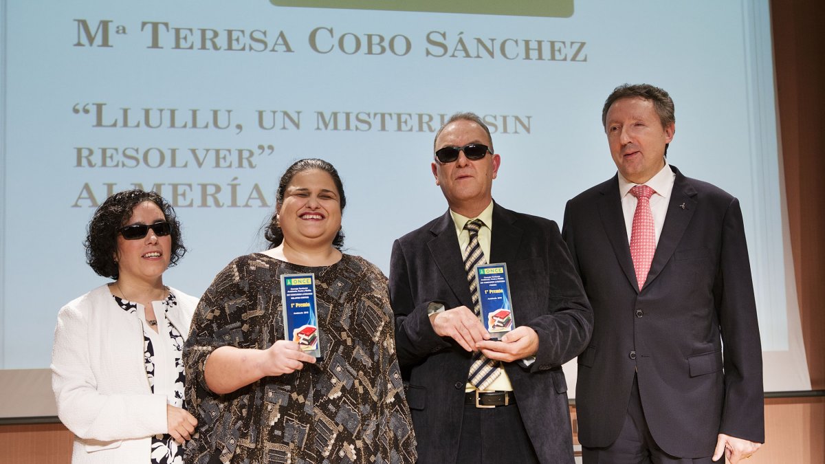 Los dos premiados con su galardón en el acto de entrega en Sevilla