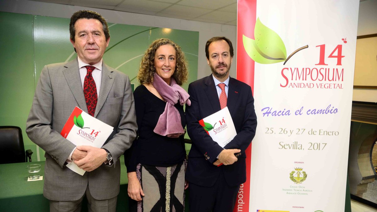 Antonio Vergel, Mari Cruz Ledo y Rafael Olvera, después de presentar el 14º simposio sobre sanidad vegetal.