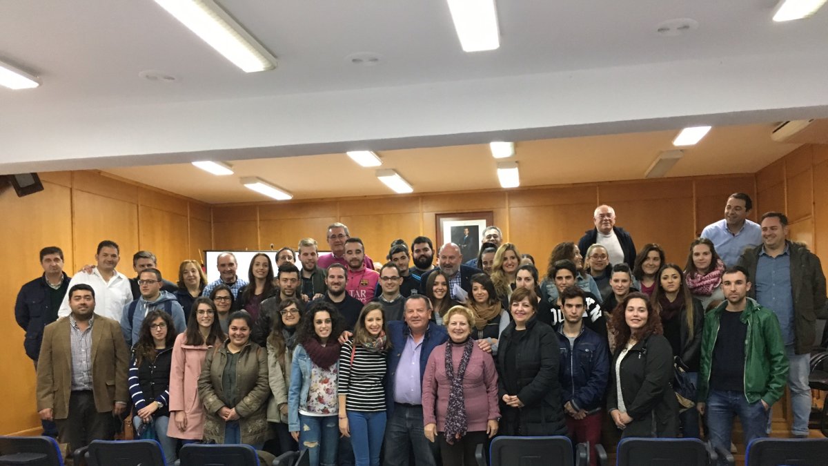 Jóvenes que participan en el ‘Proyecto Millenials’ junto a responsables y miembros de la Mancomunidad.