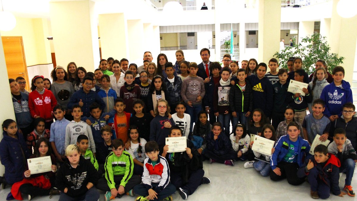 Escolares participantes en el Pleno infantil que hoy se ha celebrado en El Ejido.