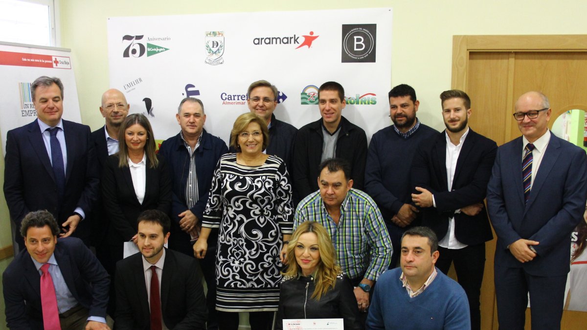 Los responsables de Cruz Roja con representantes de las empresas colaboradoras y la concejala de Turismo y Comercio de El Ejido, Luisa Barranco.