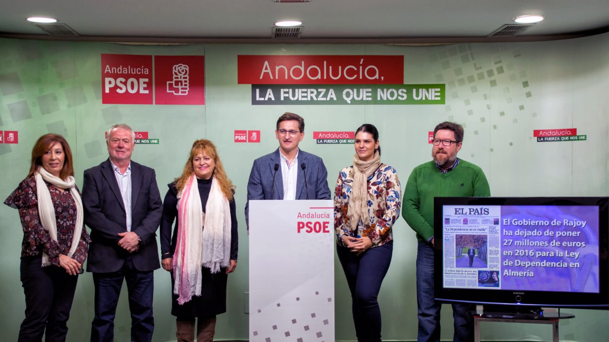 Momento de la rueda de prensa del PSOE