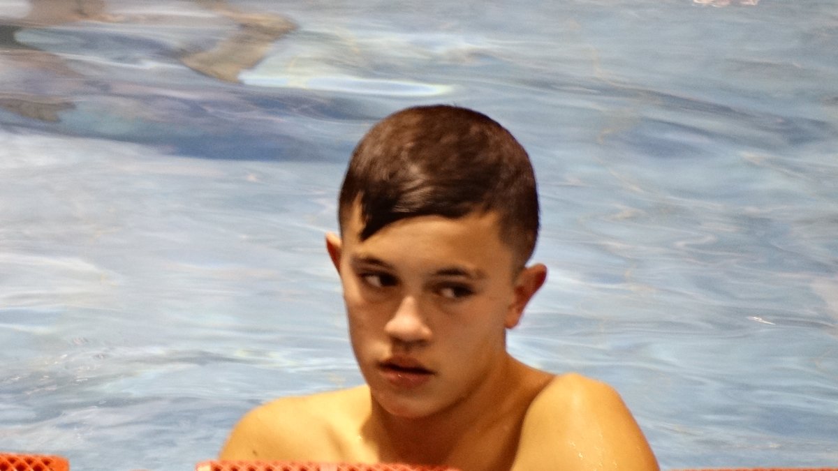 Un grande en la piscina.