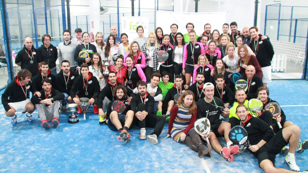 Foto de familia de los campeones.