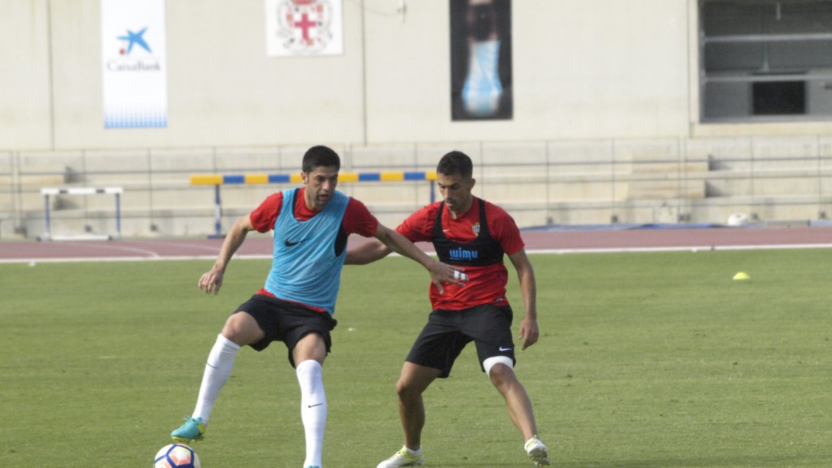 Isidoro presiona a Juanjo en un entrenamiento.