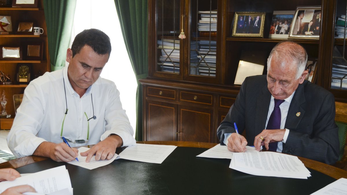 Firma del acuerdo para mejorar las infraestructuras del municipio.