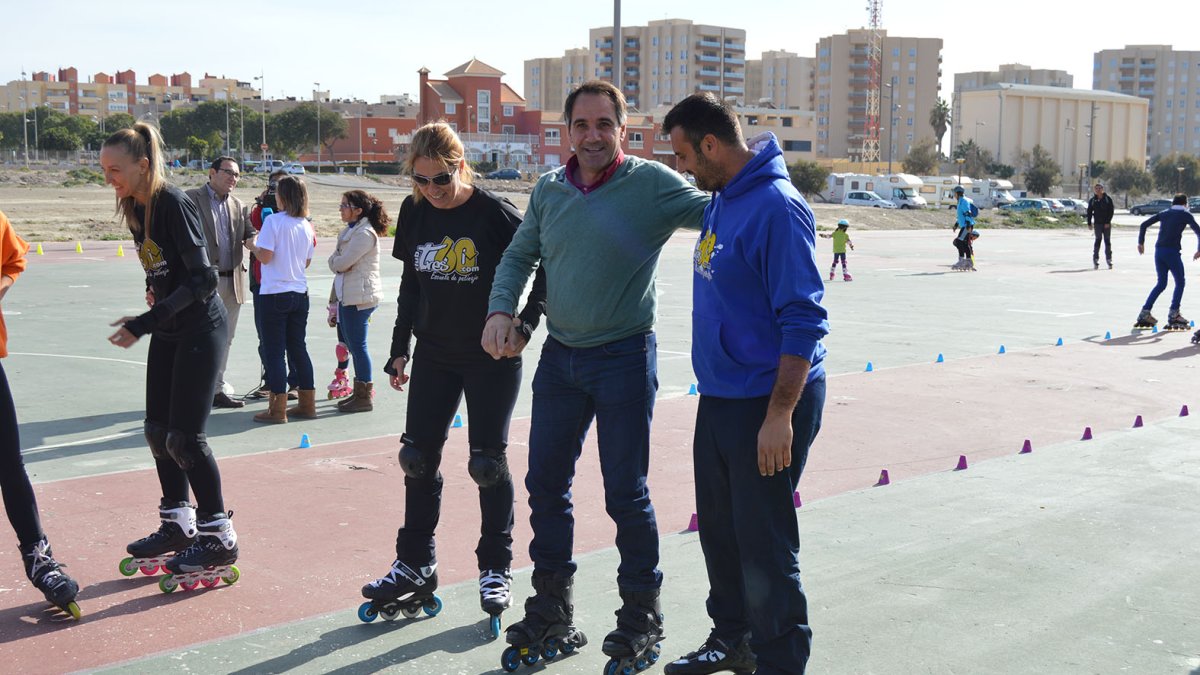 El concejal de Deportes, patinando.
