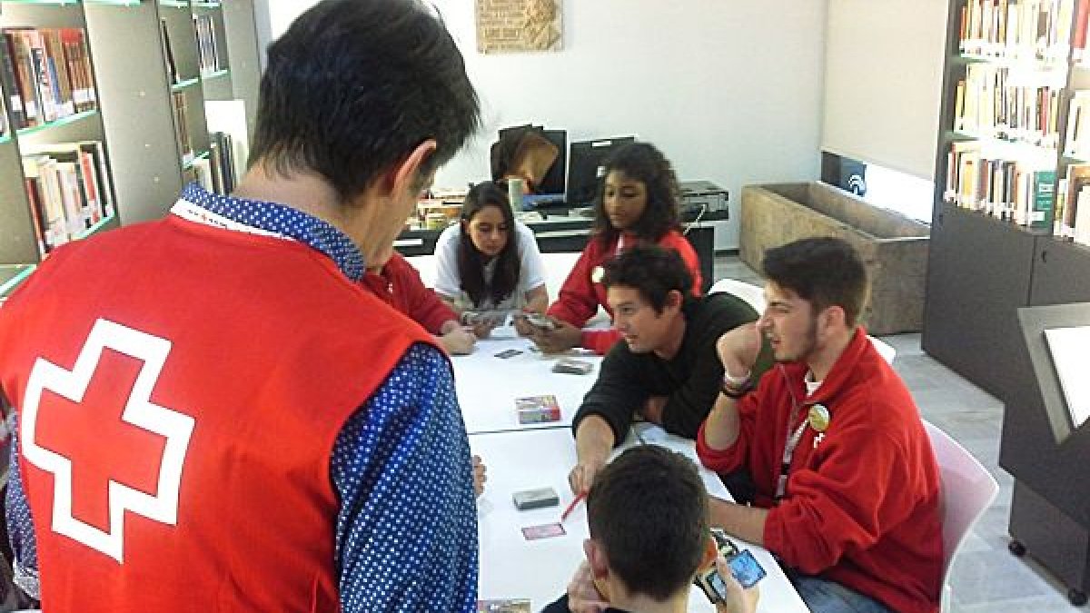 Niños en régimen de acogimiento familiar con voluntarios de Cruz Roja adscritos al programa de acogimiento durante el encuentro anual de las familias