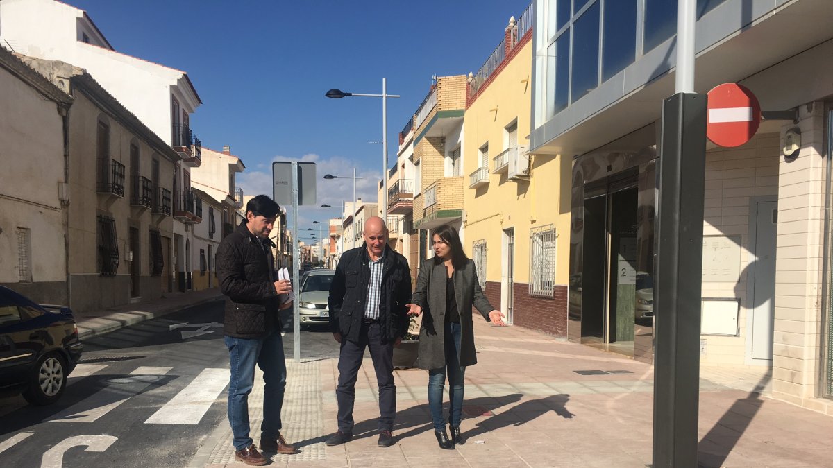 Concejales y técnico supervisan las mejoras realizadas.