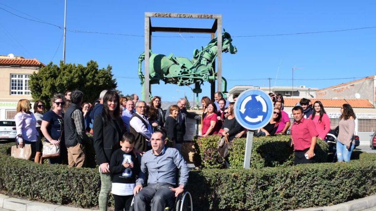 La familia Barrionuevo Sánchez en el punto donde se ha instalado el hito homenaje.