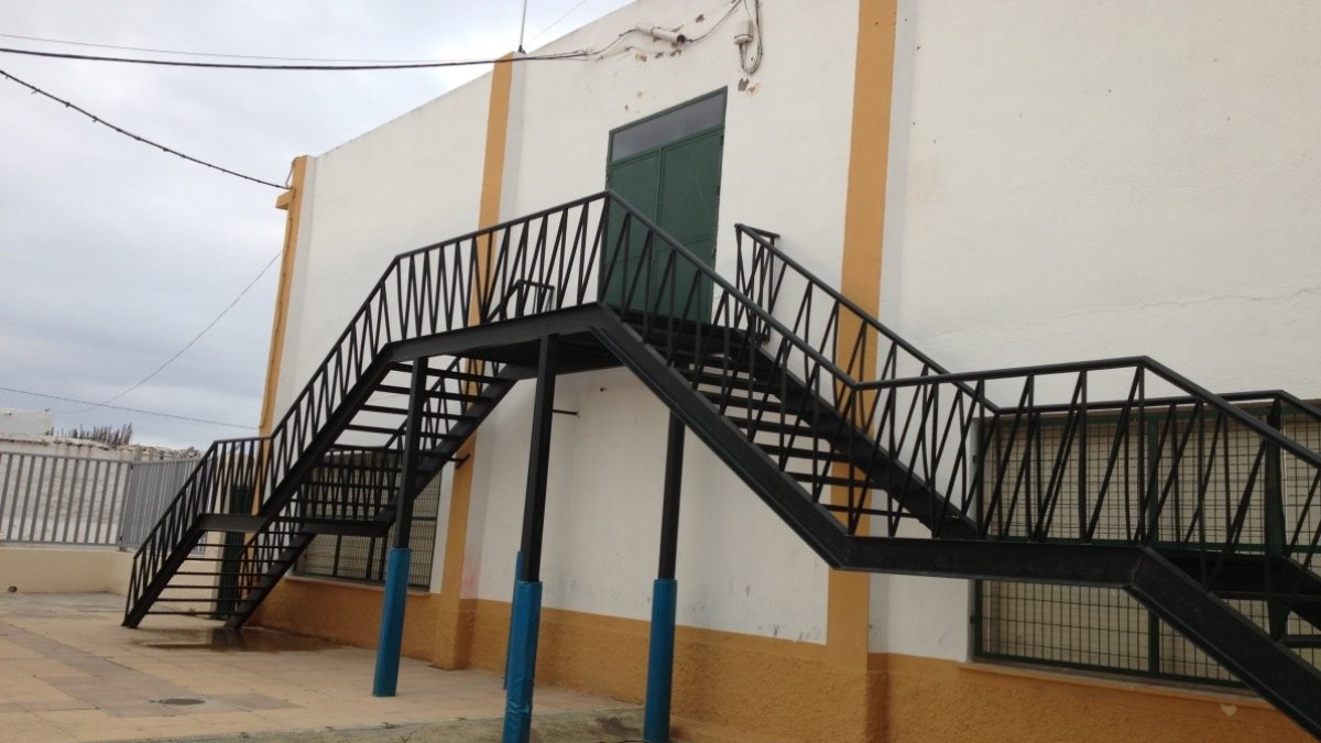 Las fotografías del documento muestran baños sin puertas, guitas en las cisternas, persianas destrozadas o una escalera de incendios que es un autént