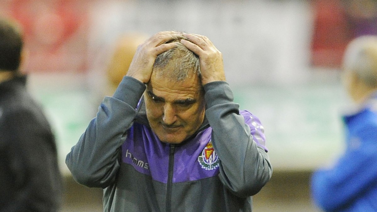 El entrenador se echa las manos a la cabeza.