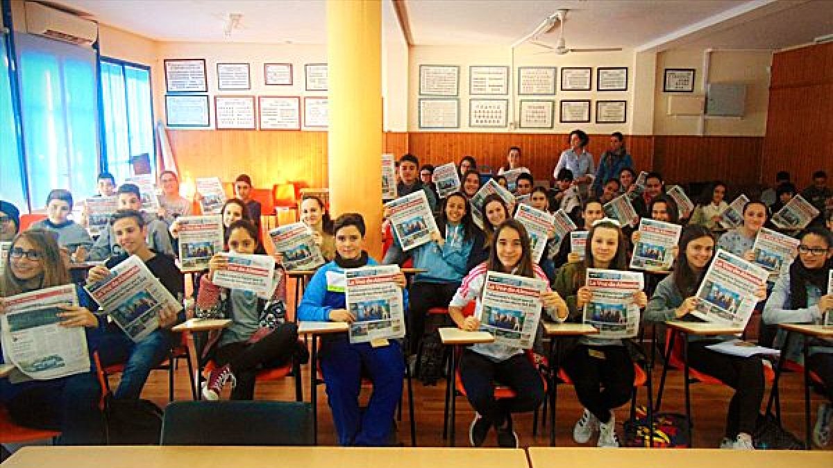 Alumnos del IES Abdera con un ejemplar de La Voz de Almería.