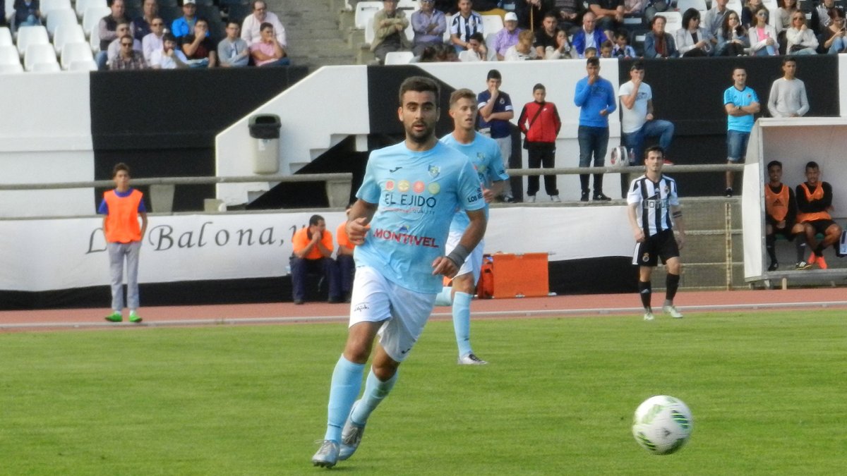 Corral en un partido con el CD El Ejido.