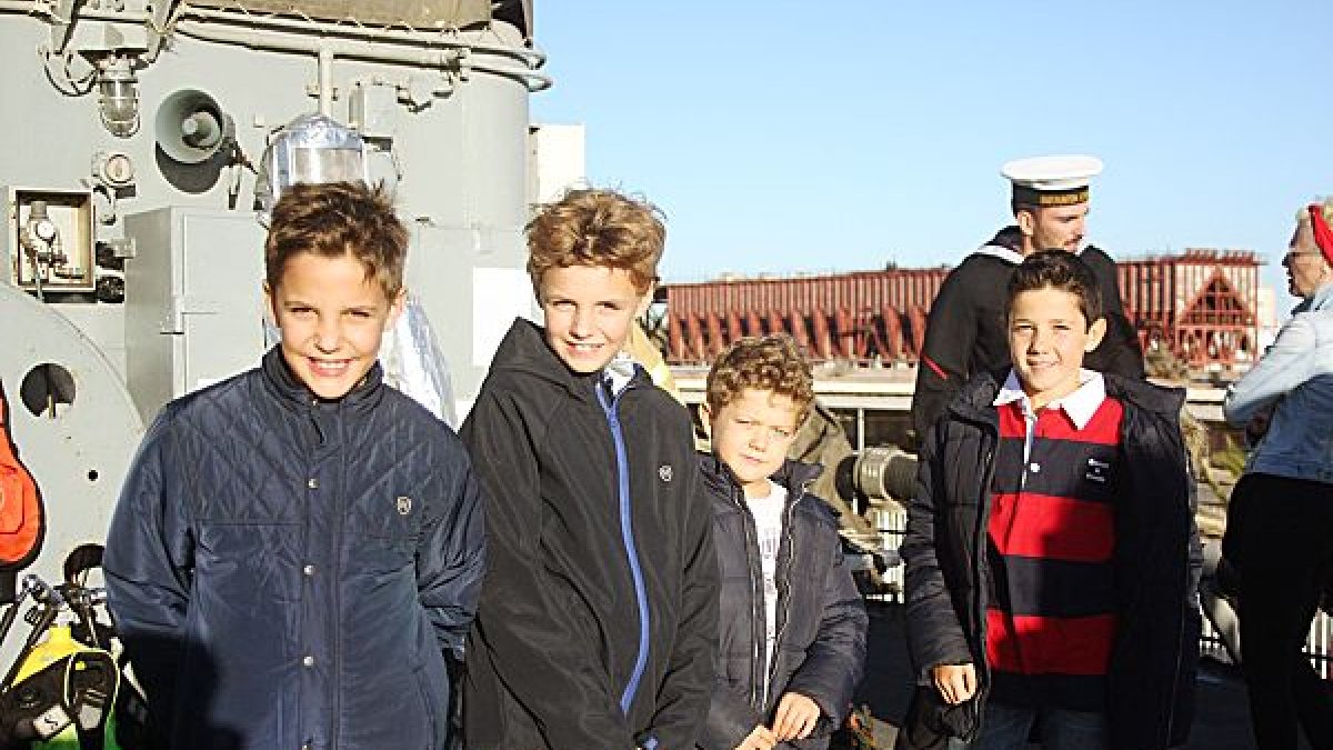 Niños a bordo del buque de la Armada en la jornada de puertas abiertas del viernes.