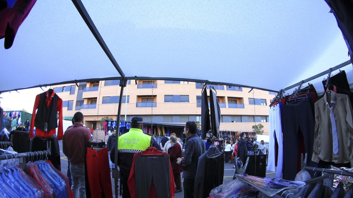 Policías locales en un mercadillo.