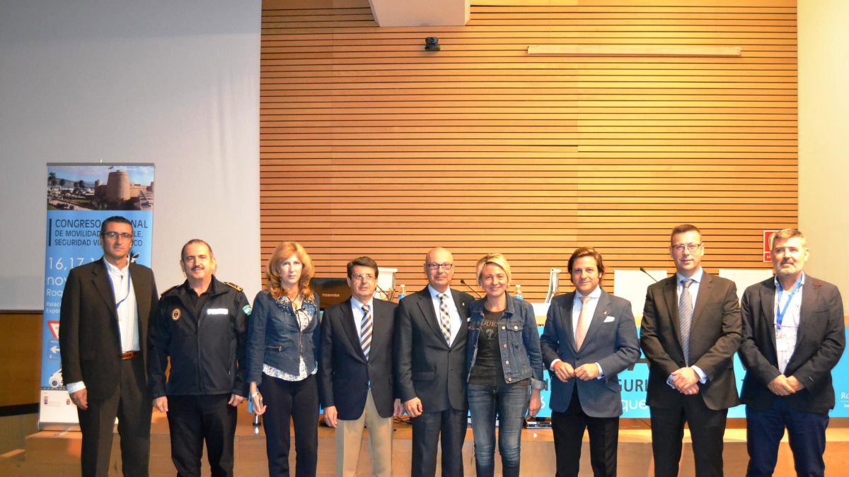 Foto de familia de participantes en la jornada de ayer y responsables municipales.