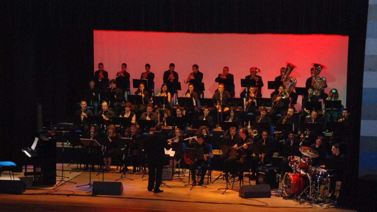 La banda de música de la Agrupación Cultural Níjar homenajea hoy a Mecano.