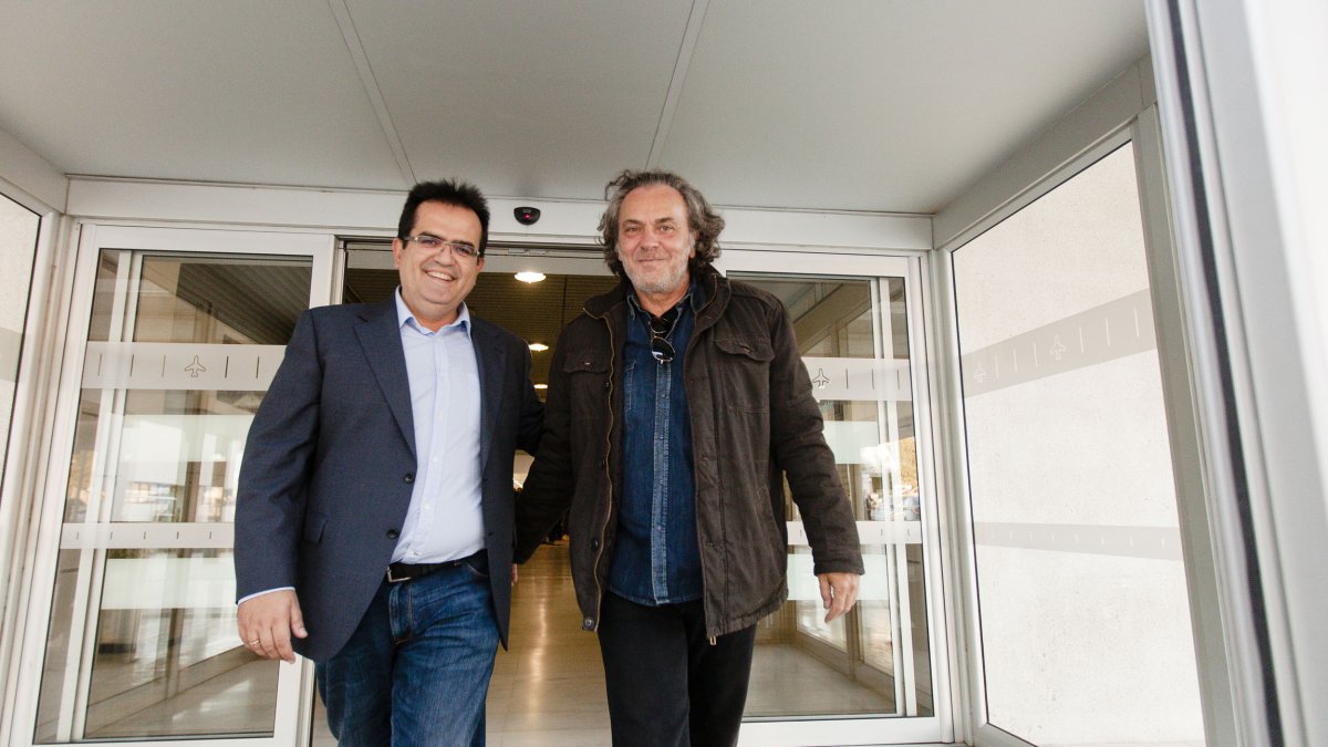Jose Coronado, junto a Antonio J. Rodríguez, a su llegada al Aeropuerto de Almería.